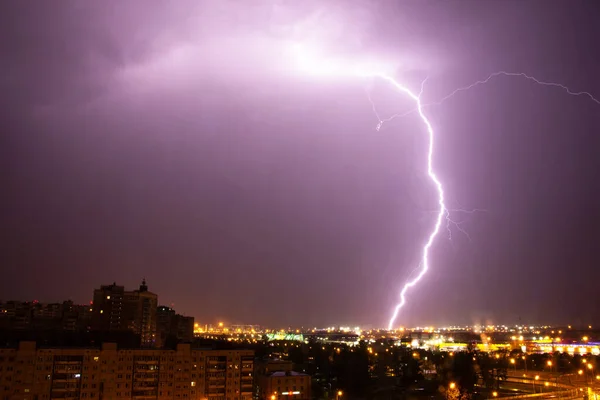 Rayo Golpea Suelo Ciudad Por Noche — Foto de Stock