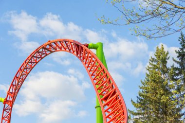 Lunaparkta bir lunaparkta hız trenini döndür ve döndür