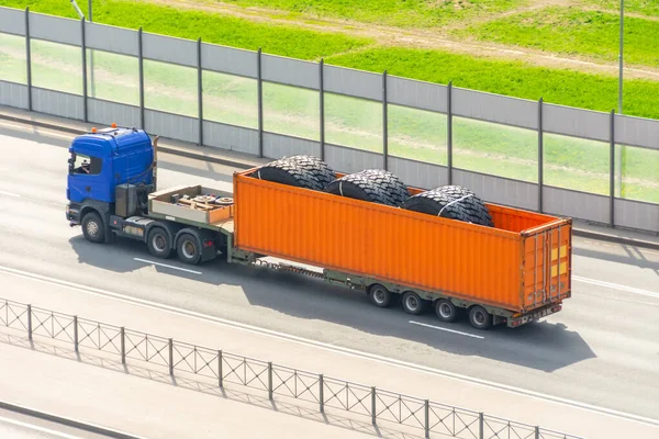 Transport Riesiger Kipper Reifenräder Einem Container — Stockfoto