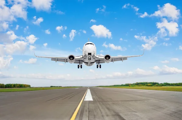 Samolot Startuje Pasie Startowym Tle Chmur Błękitnego Nieba — Zdjęcie stockowe