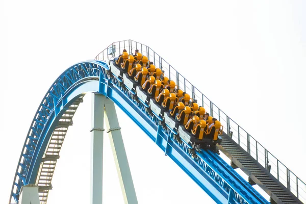 Aşırı inişten önce hız trenine binen insanlarla dolu bir tramvaya tırmanmak