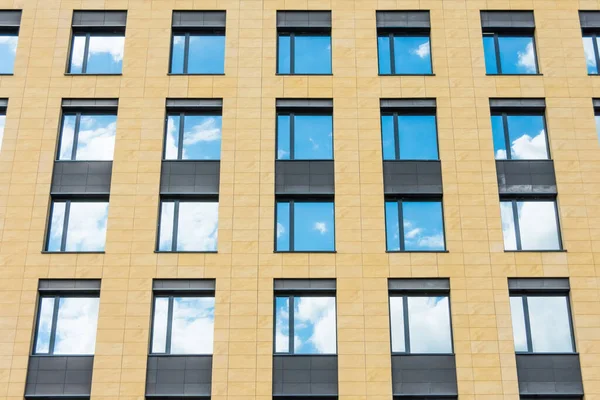 Ventanas Separadas Edificio Oficinas Pared Amarilla Con Nubes Cielo Espejo — Foto de Stock