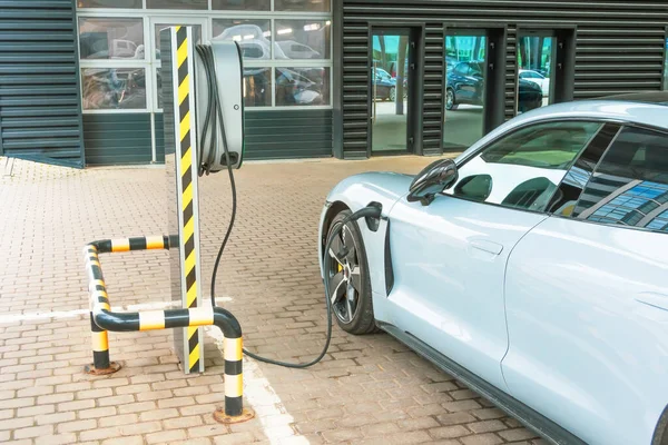 Opladen Van Een Elektrische Auto Bij Hybride Motor Benzine Elektriciteit — Stockfoto