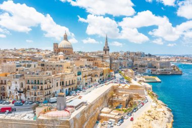 Lady of Mount Carmel Kilisesi 'nin havadan görünüşü, Malta' nın Valletta seti merkezindeki St. Paul Katedrali.