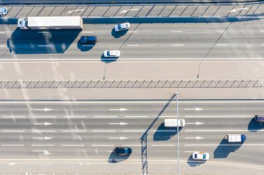 Şehirdeki dört şeritli otoyolun havadan görüntüsü.