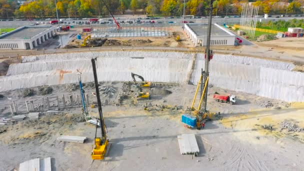 Byggande Stadion Utställningskomplex Arena Tunga Maskiner För Att Driva Pelare — Stockvideo