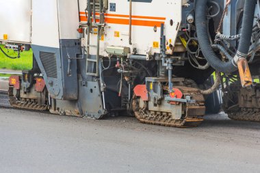Ağır endüstriyel yol makinelerinin asfalt kaldırımını onarmak için destek sütunları