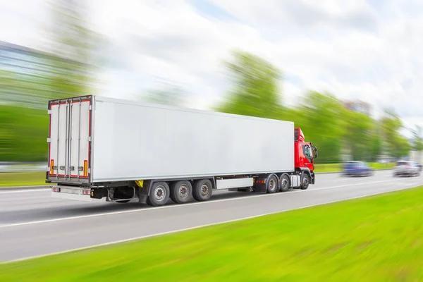 Ciężarówka Białą Przyczepą Jazdy Autostradzie Miejskiej Prędkością Ruchu Rozmycia Efekt — Zdjęcie stockowe
