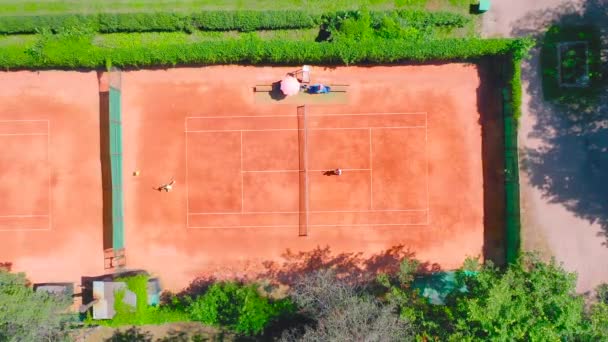 Tennisbaan Met Twee Spelers Die Een Wedstrijd Spelen Luchtfoto — Stockvideo