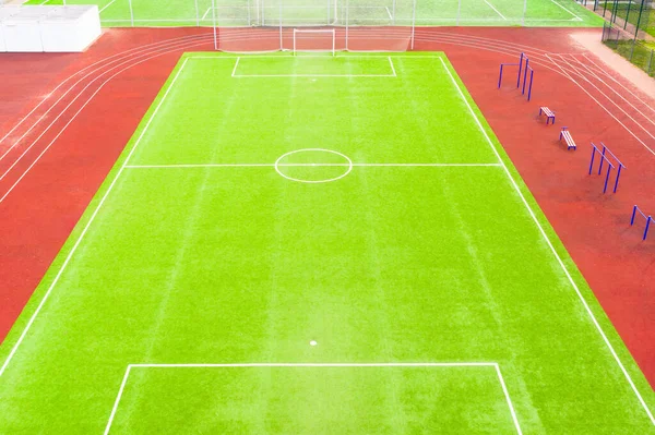 Campo Futebol Com Relva Artificial Pistas Corrida Vermelhas Vista Aérea — Fotografia de Stock