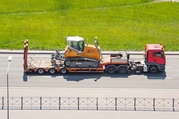 Earth Mover Backhoe Heavy Duty Flatbed Vehicle Transported Trailer Truck — Stock Photo, Image