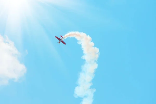 구름을 스턴트 비행기 — 스톡 사진
