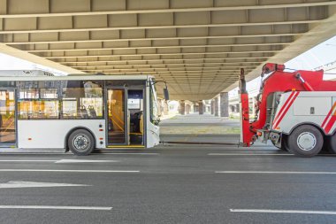 Tamir ve kurtarma aracı tahliyesi, bozuk bir şehir otobüsünün çekilmesi.
