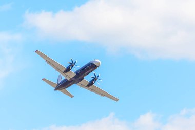 Kanatları pervaneli bir uçak gökyüzünde uçuyor