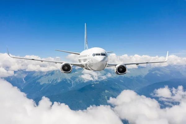 雲や山脈を飛び越える飛行機 — ストック写真