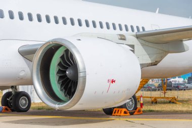 Havaalanına park etmiş uçağın yeni motoru.