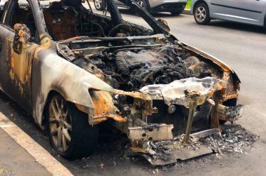 Yolun kenarında yanmış bir araba var.