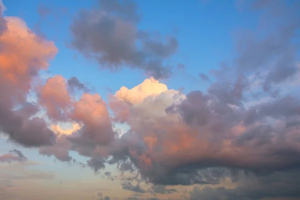 Драматическое Небо Освещает Кучевые Облака Перед Бурей — стоковое фото
