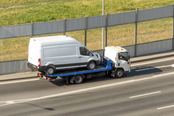 Kleinbus Auf Abschleppwagen Der Stadtstraße Geladen — Stockfoto