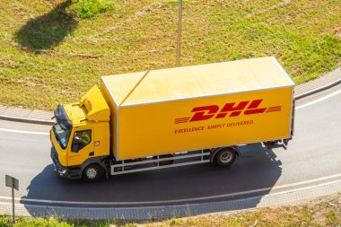 Euro Kargo kamyonu DHL dünyanın en büyük lojistik şirketi. Rusya, Saint-Petersburg 01 Temmuz 2021