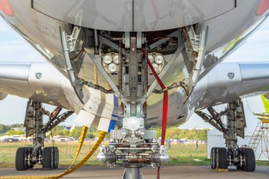 Uçak önü görüntüsü - Işıklı ana ve ön iniş takımları