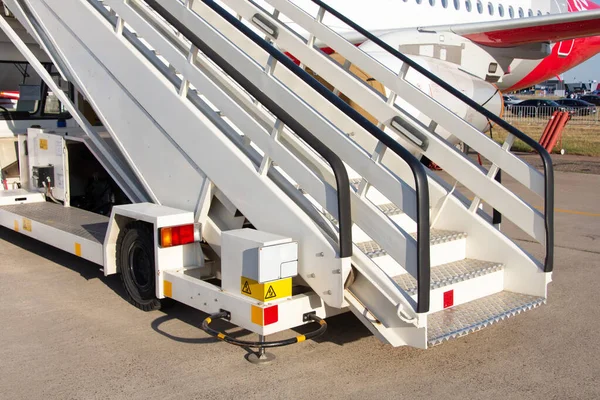 Leitertreppe Neben Dem Flugzeug Flughafen — Stockfoto