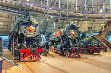 Demiryolu istasyonunda lokomotifler sıraya dizildi