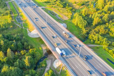 Doğal parklar arasındaki şehirlerarası otoyolda trafik vardı. İHA 'dan en üst hava görüntüsü