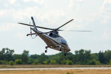 Özel helikopter havalanıyor ve uzaklara uçuyor.