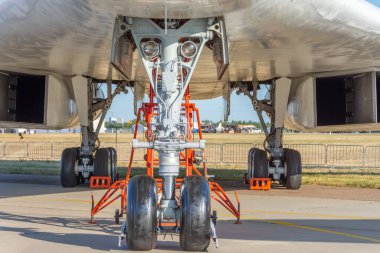 Süpersonik dev uçak iniş takımları ve ışıklar