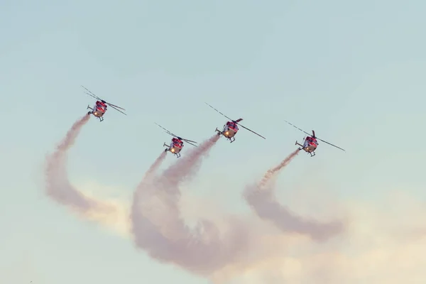 Letecká Akrobacie Helikoptérami Vznášejícími Obloze Zanechává Kouřovou Stopu — Stock fotografie