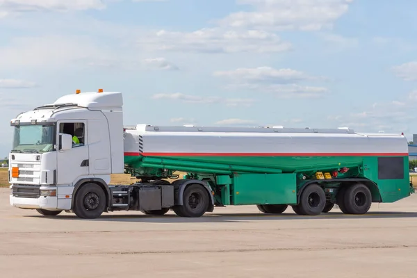 Tankwagen Met Kerosinetank Taxibaan — Stockfoto