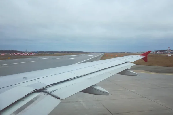 Wing Airplane Take Runway Cloudy Weather — Stock Photo, Image