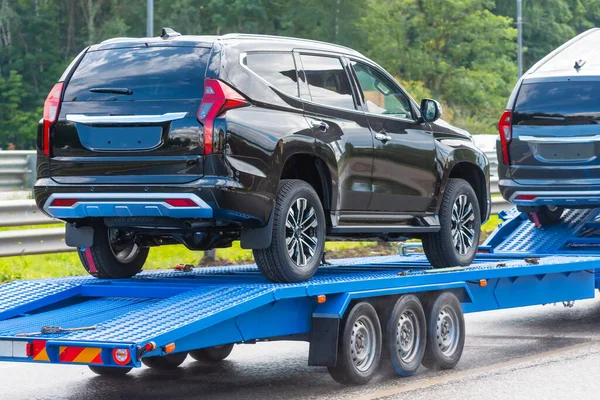 Carros Reboque Portador Com Carro Novo Estrada — Fotografia de Stock