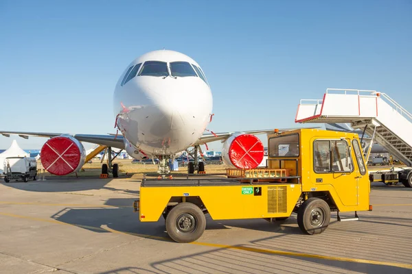 Vliegtuig Geparkeerd Met Een Gangway Gele Grond Service Truck Rijdend — Stockfoto