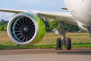 Uçak motoru ve iniş takımları bir yolcu gemisinin kanatları altında.