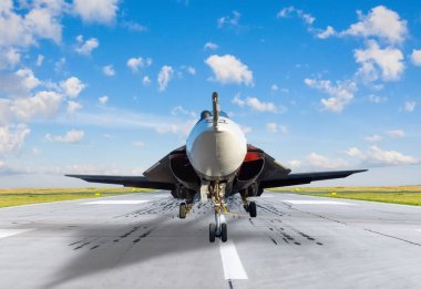 Siyah süpersonik savaş uçağı pistte, kalkışa hazır. Düz görünüm