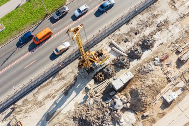 Otoyoldaki bir köprü için yol kavşağı inşaatı, yerin altında iletişim kurmak, kablolar, drenaj boruları. Hava görünümü