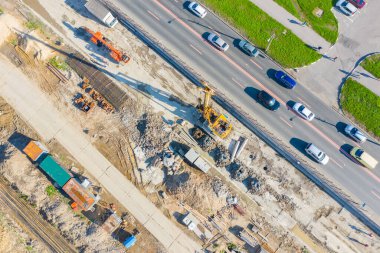 Otoyoldaki bir köprü için yol kavşağı inşaatı, yerin altında iletişim kurmak, kablolar, drenaj boruları. Hava görünümü