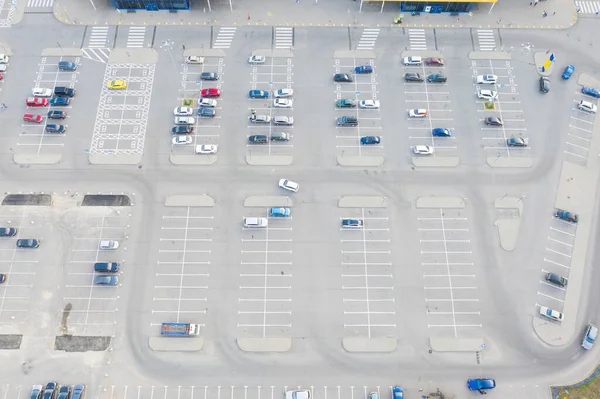Luchtfoto Naar Beneden Uitzicht Parkeerplaats Met Veel Auto Van Supermarkt — Stockfoto