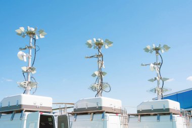 Bir minibüsün çatısındaki üç güçlü mobil anten iletişim ya da yer gözlemi için uzayın yakın yarıçapı, hareketli hareket noktası
