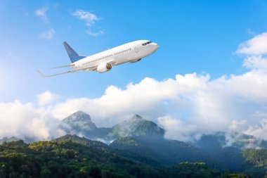 Uçağı indirmek, güneşin aydınlattığı dağların üzerinden yükselmek ve bulutlara sarılmak demektir.