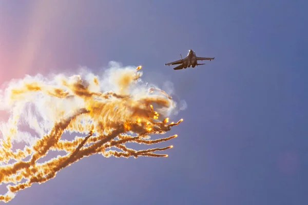 Jet Fighter Sta Sparando Una Serie Razzi Sul Cielo Blu — Foto Stock