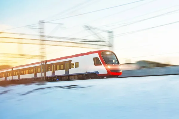 Personenzug Mit Rasender Geschwindigkeit Und Eingeschaltetem Scheinwerfer — Stockfoto