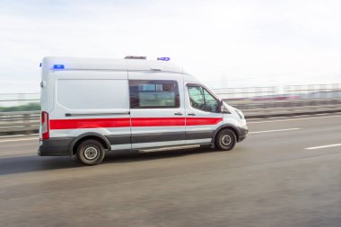 Ambulans otobanda hızla ilerliyor. Acil durum çağrısı, yan görüş.