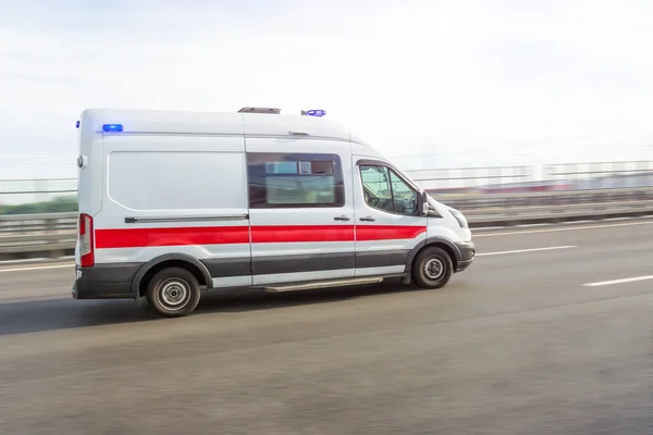 Ambulans Otobanda Hızla Ilerliyor Acil Durum Çağrısı Yan Görüş — Stok fotoğraf