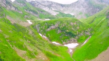 Bir dağ vadisinde ve bir dağ şelalesinde uçmak, bir dere, bir çayır ve bir tepe, bir hava manzarası