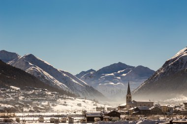 Alpler karla kaplı dağların güzel manzarası. Livigno, İtalya