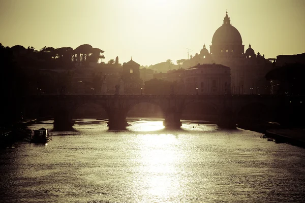 San Pietro v Římě podsvícení — Stock fotografie