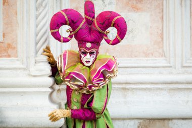 Venedik - 14 Ocak : Bir karnaval kostümü kimliği belirsiz bir kişi Venedik sonu Karnaval ı katıldı , Ocak 14, 2015 Venedik , İtalya .